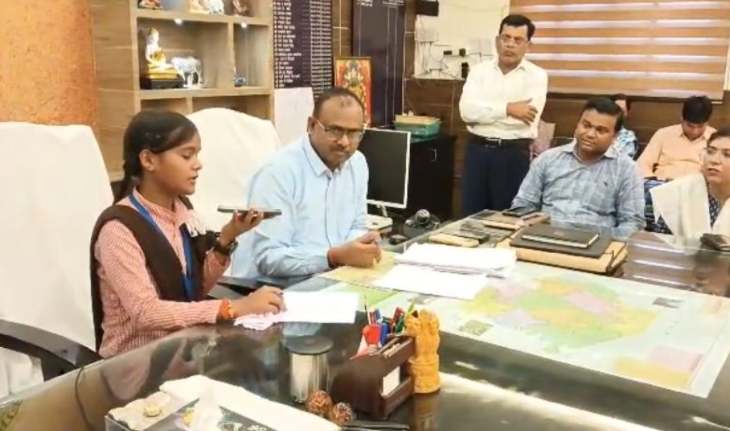 महराजगंज की छात्रा संजीवनी बनीं एक दिन की जिलाधिकारी