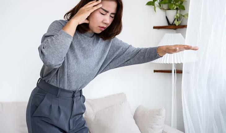 खड़े होने पर चक्कर और धुंधला दिखना