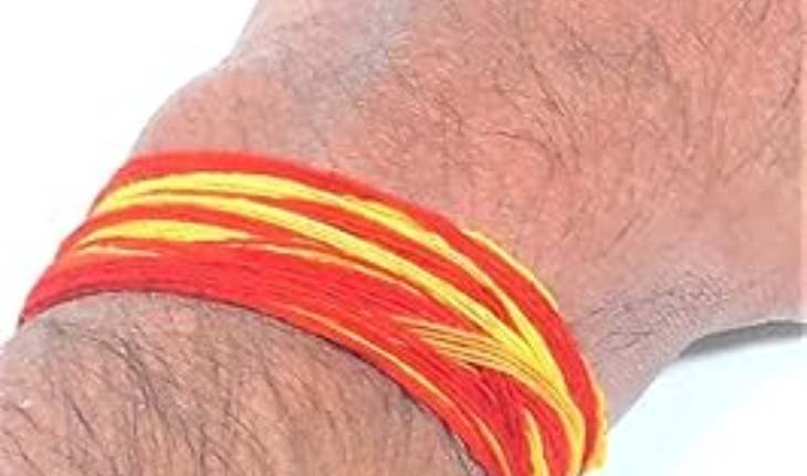 कलावा बांधने का सही हाथ