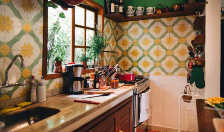 रसोई में भूलकर भी न लगाएं ये टाइल्स