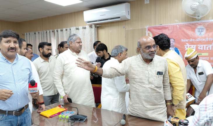 सहारनपुर में प्रभारी मंत्री ने की विकास कार्यों और कानून व्यवस्था की समीक्षा