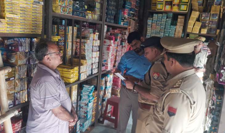 मुरादाबाद में प्रशासन सख्त, पटाखा गोदामों पर अचानक छापेमारी