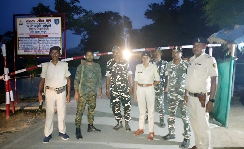 भारत-नेपाल सीमा पर चौकसी करते पुलिस अधिकारी.