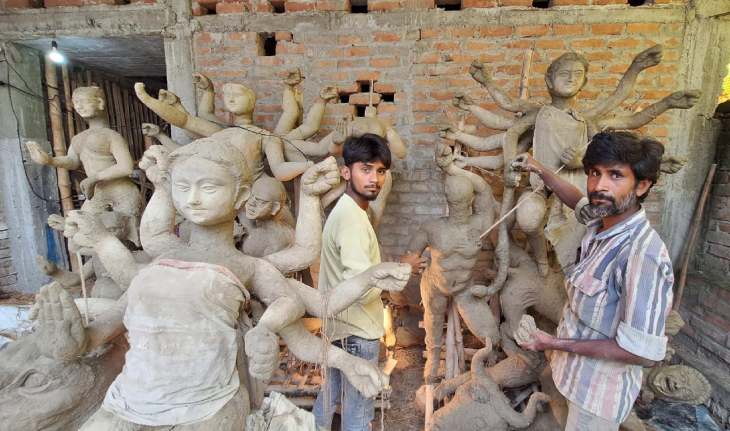 मां दुर्गा की प्रतिमाओं को अंतिम रूप देते मूर्तिकार