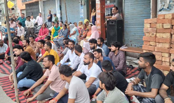 शिवसेना ने उठाई आवाज