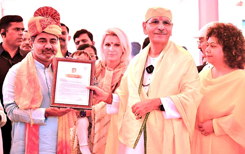 डॉ. अभिषेक वर्मा को ‘गौ रक्षक’ की उपाधि" देते आचार्य सुधांशु जी महाराज