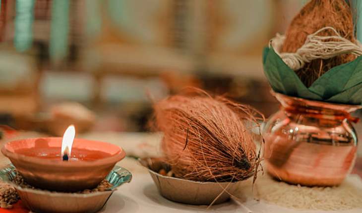 छोटी दिवाली पर नारियल चढ़ाने से क्यों प्रसन्न होती हैं मां लक्ष्मी