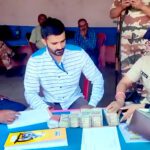 Bihar Election : गोपालगंज में चुनावी जांच के दौरान स्कॉर्पियो से निकले नोटों के बंडल!