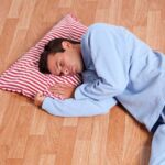 जमीन पर सोने के चमत्कारी Benefits, ये 3 बीमारियां हो जाएंगी गायब!