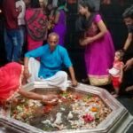 क्या नंगे पैर जाने से God जल्दी प्रसन्न होते हैं? जानिए सच्चाई!