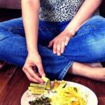 फर्श पर बैठकर खाना खाने के हैरान कर देने वाले फायदे!