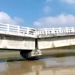 Bihar : अररिया में 6 साल पुराना पुल धंसा, 3.80 करोड़ की लागत से बना था, 20 गांवों का संपर्क टूटा!
