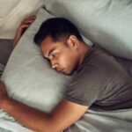 रात भर करवटें बदलते हैं? ये घरेलू उपाय दिलाएंगे गहरी Sleep!
