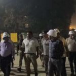 सीतापुर में ​रात के सन्नाटे में DM का काफिला पहुंचा मिल, किसानों से की सीधी बात!