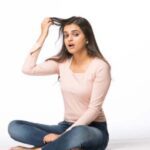 गलत हेयरस्टाइल से झड़ रहे हैं बाल? अपनाइए ये 8 स्मार्ट Tips!