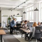 दिनभर Desk पर बैठते हैं? ये आदतें रखेंगी आपको एनर्जेटिक और फिट