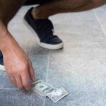 क्या Road पर गिरे पैसे उठाना शुभ है या अशुभ? जानिए सच!