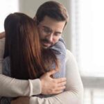 Hug: करने से क्यों बढ़ता है प्यार और कनेक्शन? जानिए