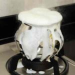 Vastu tips: उबलते दूध का गिरना, शुभ संकेत या अपशकुन?