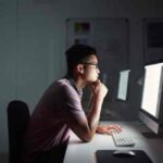 क्या आप भी ऑफिस में घंटों बैठे रहते हैं? ये 5 साइड इफेक्ट जरूर जानें!