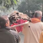 शर्म करो सरकार! अपनों की लाश कंधे पर उठाकर करवाया Postmortem
