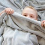 PediatricianAdvice: बच्चा रात में कंबल क्यों फेंक देता है? जानिए