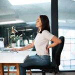 HealthyLifestyle: डेस्क जॉब वालों सावधान! रोज की ये आदतें जानलेवा हो सकती हैं