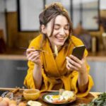 HealthyLifestyle: खाने के साथ मोबाइल? ये गलती आज ही छोड़ दो