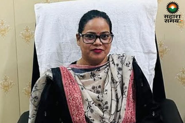 Mathura: Teacher offers bribe to BSA, sits on the ground and pleads