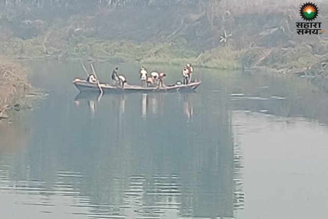 Unbridled sand mafia! Illegal sand mining on the Gandak River in broad daylight, the administration silent, who is responsible?