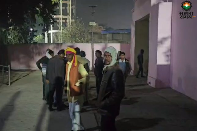 Etah: Two brothers riding a bike were hit by an unknown vehicle, one died a painful death, the other is serious.