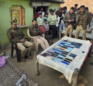Mathura में ‘मिनी जामताड़ा’: ग्रामीणों ने अपराधियों से छीन लिये 64 मोबाइल