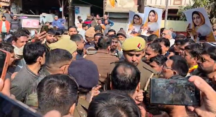 Mathura: सड़क पर ‘संग्राम’, कांग्रेसियों और पुलिस के बीच तीखी झड़प, FIR दर्ज