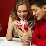 AnniversaryGiftIdeas: पार्टनर को सरप्राइज करना है? एनिवर्सरी के लिए बेस्ट गिफ्ट लिस्ट