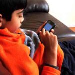 ParentingTips: बच्चा मोबाइल नहीं छोड़ रहा? करें ये 3 असरदार उपाय