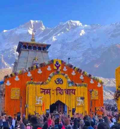 केदारनाथ मंदिर के कपाट खुलने के बाद दर्शन के लिए उमड़ी श्रद्धालुओं की भीड़ और सजा हुआ मंदिर