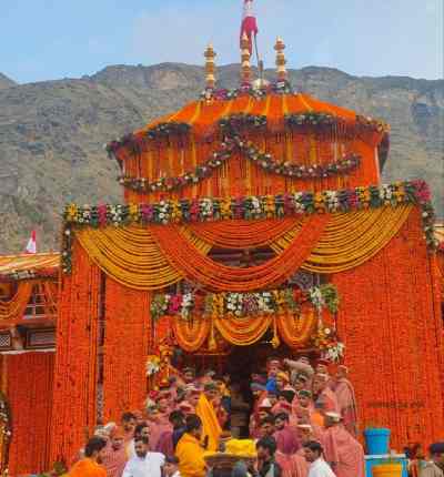 बद्रीनाथ धाम का भव्य दृश्य, जहां भगवान विष्णु के दर्शन के लिए भक्तों की भीड़ उमड़ी हुई है.