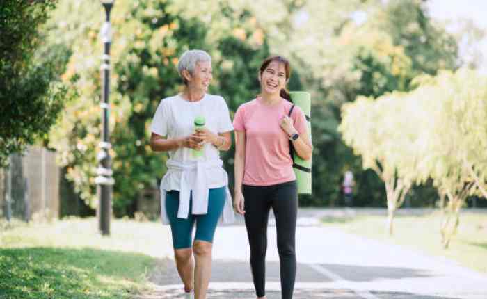 गर्मियों की सुबह में वॉकिंग करते लोग, जहां खाली पेट वॉक करने से पहले सावधानी बरतने की सलाह दी जाती है.