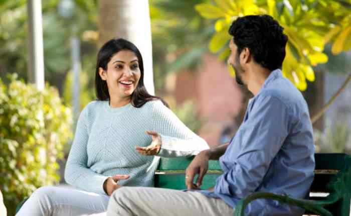 कपल रिश्ते में बातचीत करते हुए, रिश्ते की प्राइवेसी और भरोसे को दर्शाता हुआ