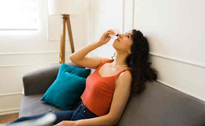  सिर को थोड़ा आगे की ओर झुकाएं, नाक को हल्के से 10–15 मिनट तक दबाकर रखें.