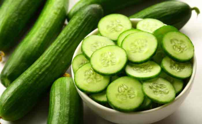 सुबह खाली पेट खीरा खाते हुए व्यक्ति, जो शरीर को हाइड्रेट और ठंडा रखने में मदद करता है