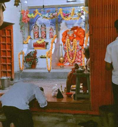 हनुमान मंदिर में पूजा करते श्रद्धालु, अधिकमास के पहले ज्येष्ठ मंगल पर विशेष पूजा-अर्चना का दृश्य.