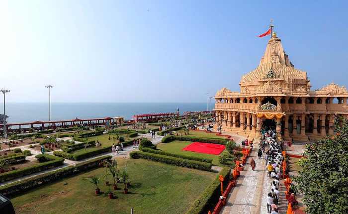 बेहद खूबसूरत दिखा मंदिर परिसर