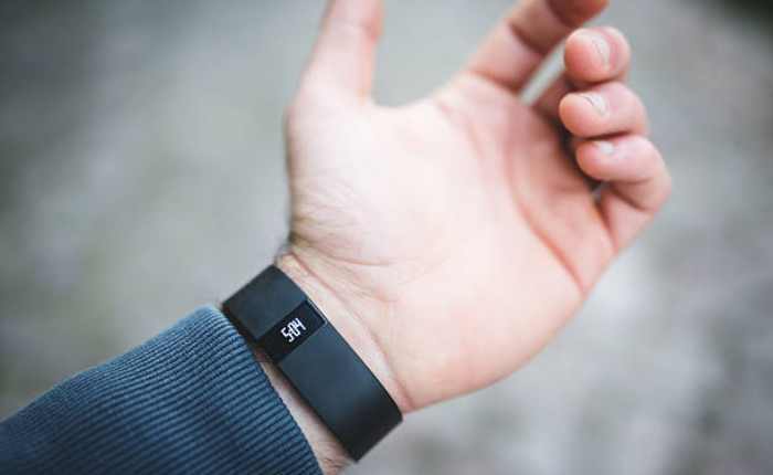 हाथ में पहना Fitbit Air Fitness Tracker, जिसमें हेल्थ और फिटनेस फीचर्स दिखाई दे रहे हैं