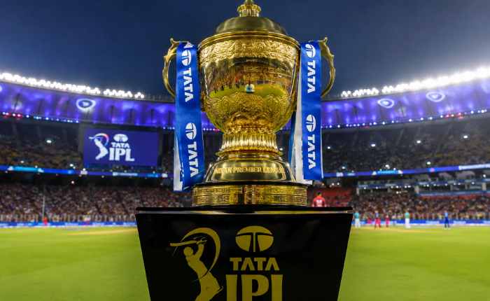 IPL 2008 के पहले सीजन की ट्रॉफी और खिलाड़ियों का जश्न मनाते हुए दृश्य