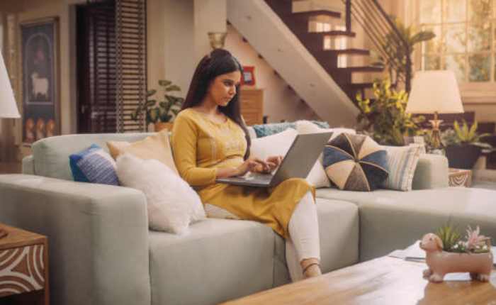  बेड या सोफे पर बैठकर काम करना