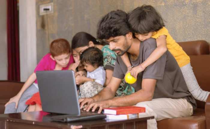  परिवार और काम के बीच बैलेंस न बना पाना