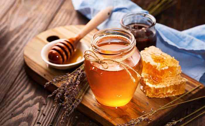 गर्मी में शहद (Honey) शरीर को ठंडा नहीं करता, बल्कि इसका स्वभाव हल्का गर्म माना जाता है. लेकिन सही तरीके से लेने पर यह शरीर को एनर्जी देता है और डिहाइड्रेशन से बचाने में मदद करता है.