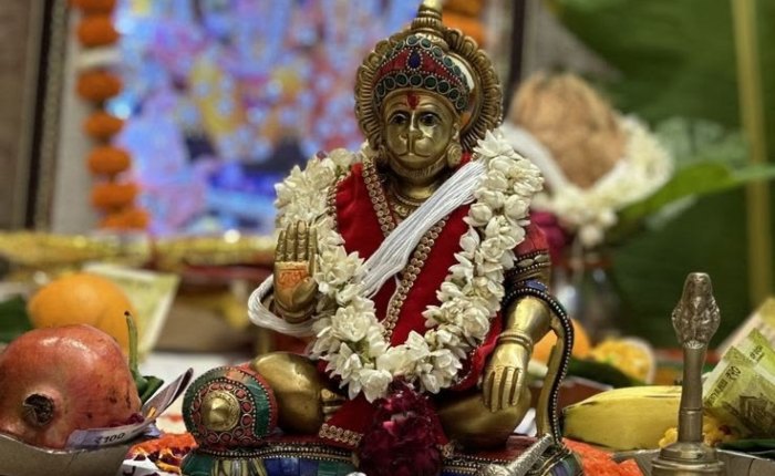 बड़ा मंगल 2026 पर हनुमान मंदिर में पूजा करते श्रद्धालु और लगी भक्तों की भीड़