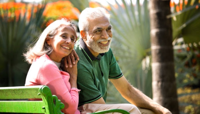 बढ़ती उम्र में शांत और खुश रहने के लिए योग और हेल्दी लाइफस्टाइल अपनाते बुजुर्ग दंपति